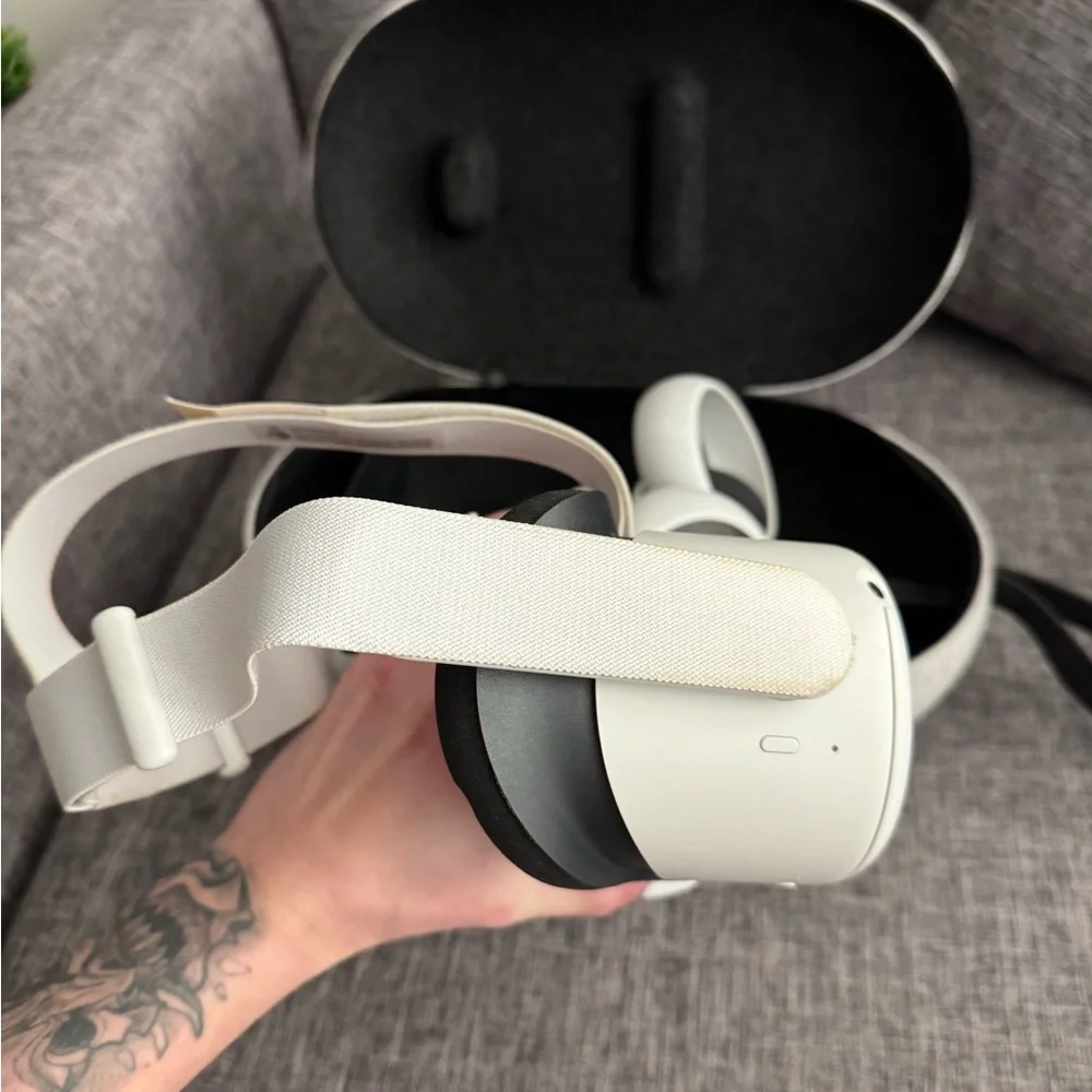 Oculus White VR Headset with Controllers